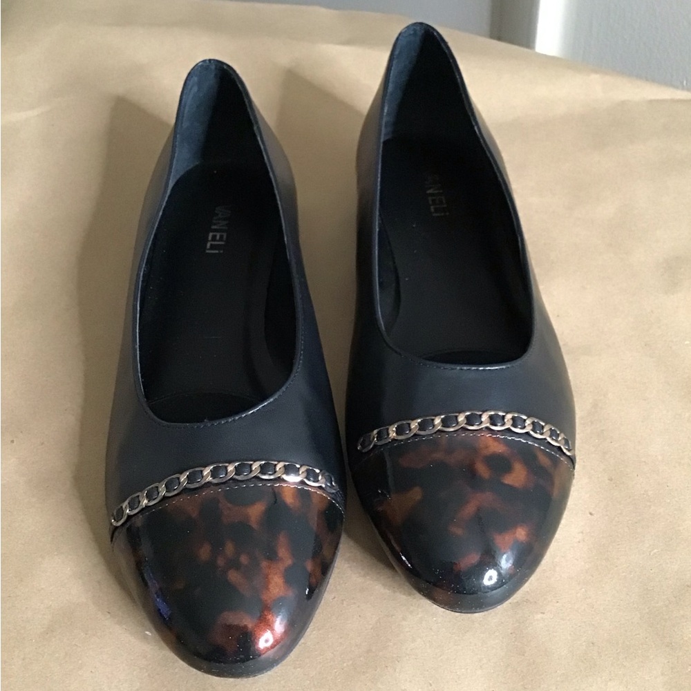 NWOT Vaneli Chain Link Accent Cap Toe Leather Flat